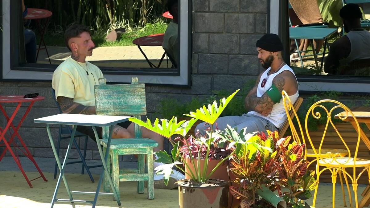Guipa conversa de frente com Michael na área externa do A Grande Conquista 2