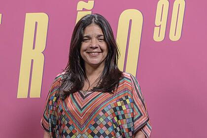 Autora Izabel de Oliveira sorrindo em foto de divulgação da novela Verão 90 na TV Globo