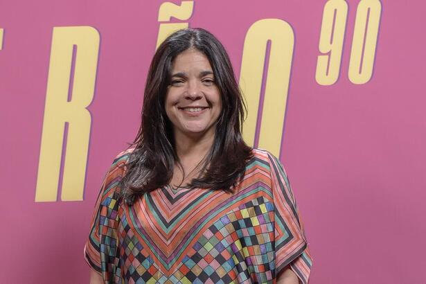 Autora Izabel de Oliveira sorrindo em foto de divulgação da novela Verão 90 na TV Globo