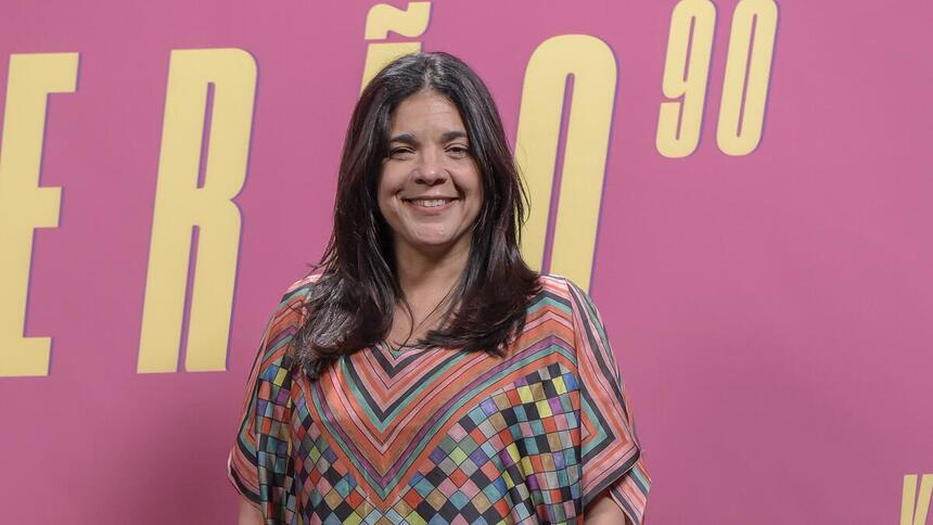 Autora Izabel de Oliveira sorrindo em foto de divulgação da novela Verão 90 na TV Globo