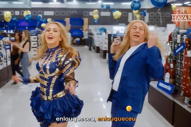 Joelma dança com o Véio da Havan, que usa peruca loira, em comercial