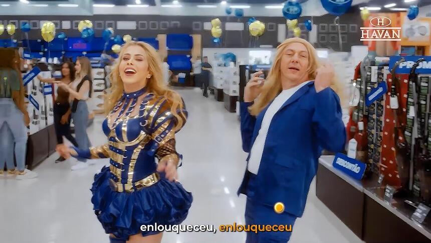 Joelma dança com o Véio da Havan, que usa peruca loira, em comercial