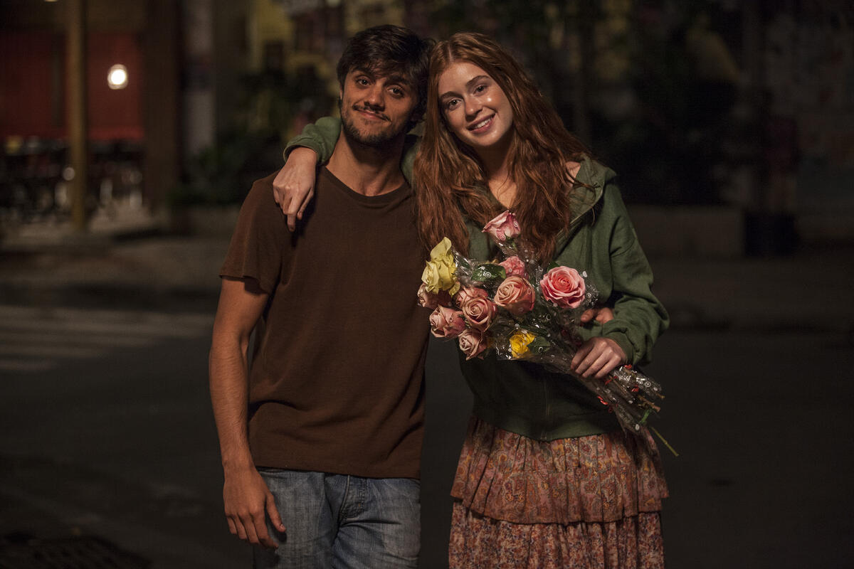 liza ( Marina Ruy Barbosa )  e Jonatas ( Felipe Simas) em Totalmente Demais