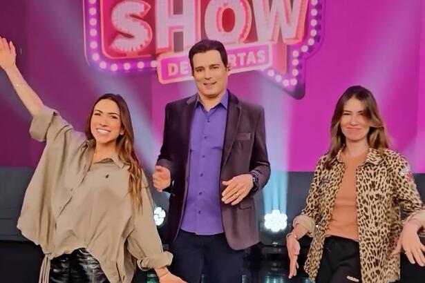 Patrícia Abravanel com os braços abertos, Celso Portiolli ao centro e Rebeca Abravanel no cenário da Live Jequiti Show de Ofertas