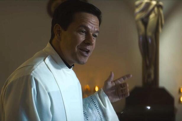 Mark Wahlberg em cena do filme Luta Pela Fé - A História do Padre Stu