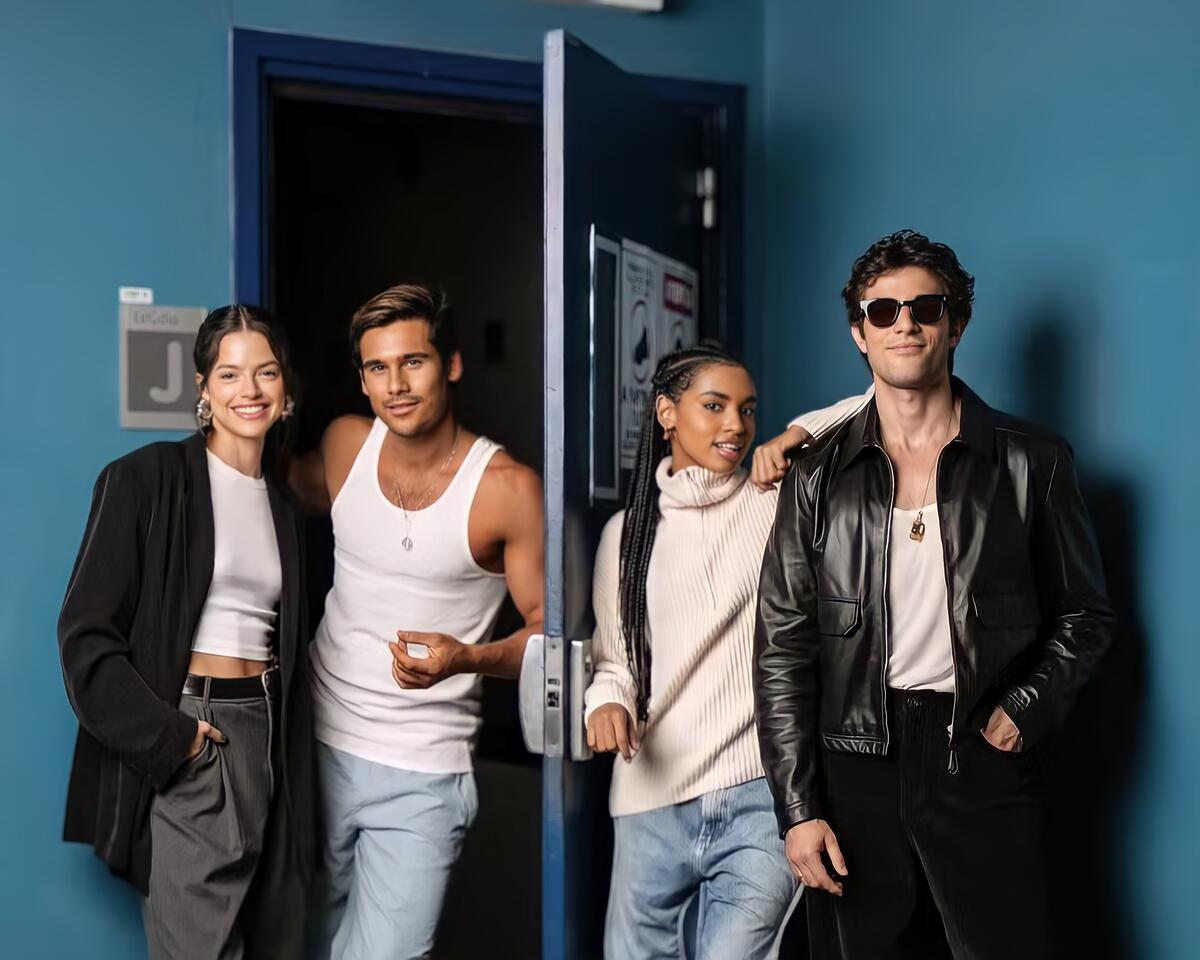 Agatha Moreira, Nicolas Prattes, Gabz e Chay Suena na porta do estúdio da novela Mania de Você