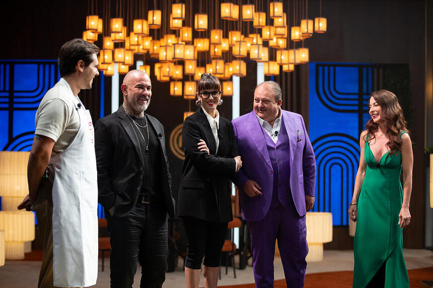 Influencer Leonardo Bagarollo ao lado dos jurados e de Ana Paula Padrão na estreia do MasterChef Brasil 2024