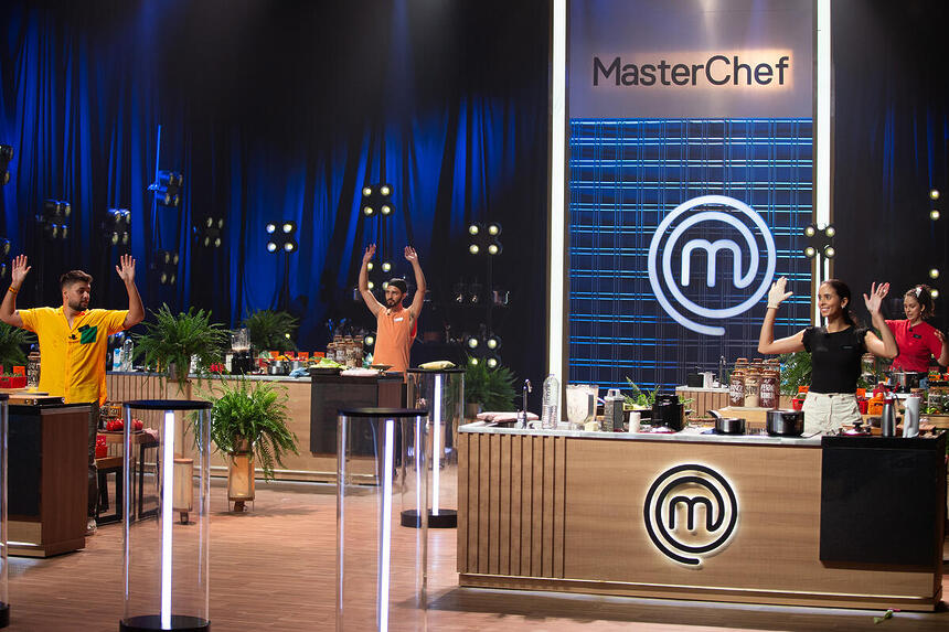 Participantes levantam as mãos na estreia do MasterChef 2024