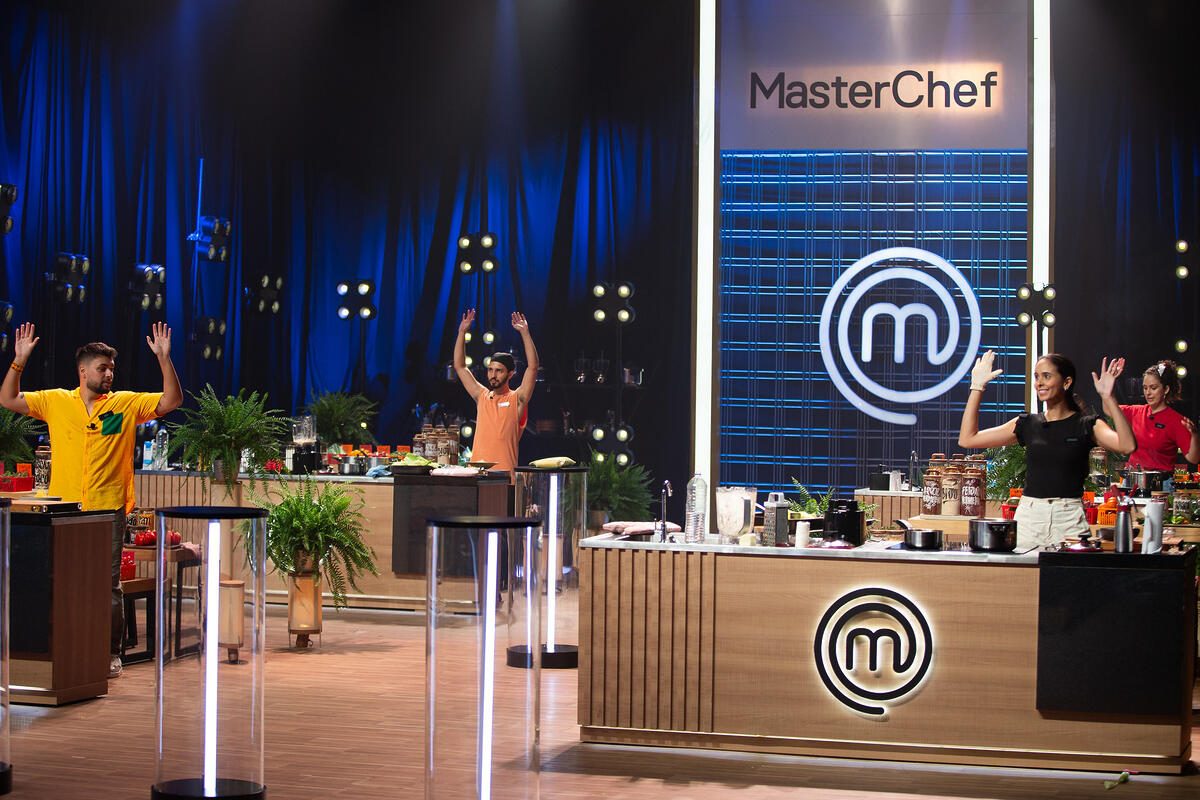 Participantes levantam as mãos na estreia do MasterChef 2024