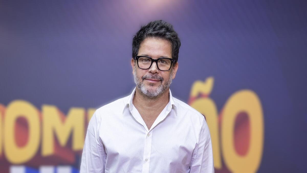 Murilo Benício de óculos e sorrindo nos bastidores do Domingão