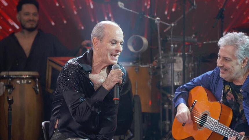 Ney Matogrosso canta com amigo Roberto de Carvalho no palco do Altas Horas