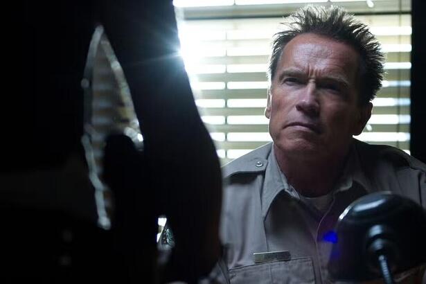 Arnold Schwarzenegger vestido de policial em cena do filme O Último Desafio