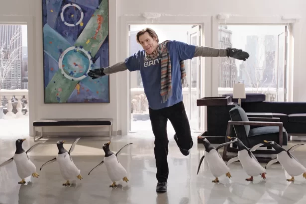 Homem dança com pinguins em cena do filme Os Pinguins do Papai