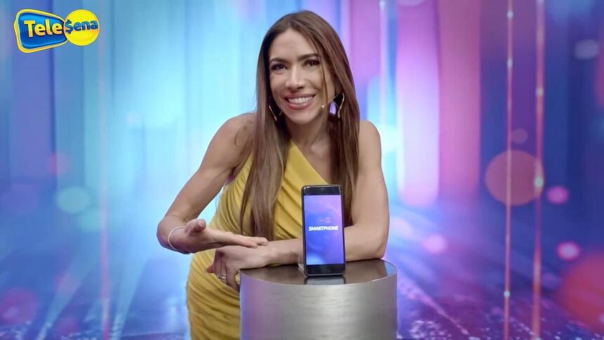 Patricia Abravanel em comercial da Tele Sena ao lado de um smartphone