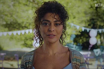 Juliana Paes como Liane olhando para a câmera em chamada da Netflix