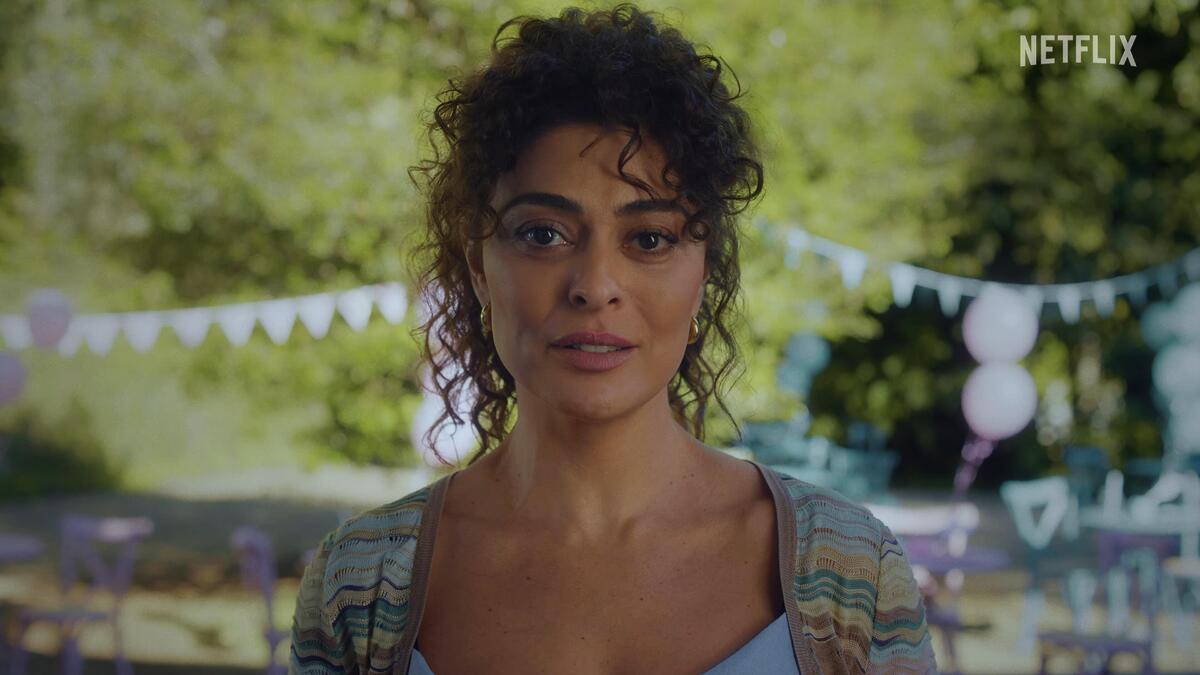 Juliana Paes como Liane olhando para a câmera em chamada da Netflix