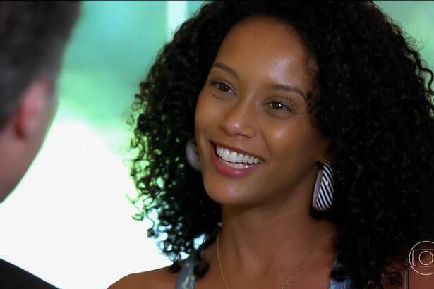 Penha sorrindo em cena de Cheias de charme na TV Globo