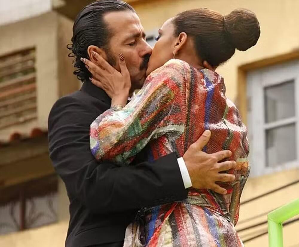 Sandro e Penha se beijam ardentemente em cena de Cheias de Charme