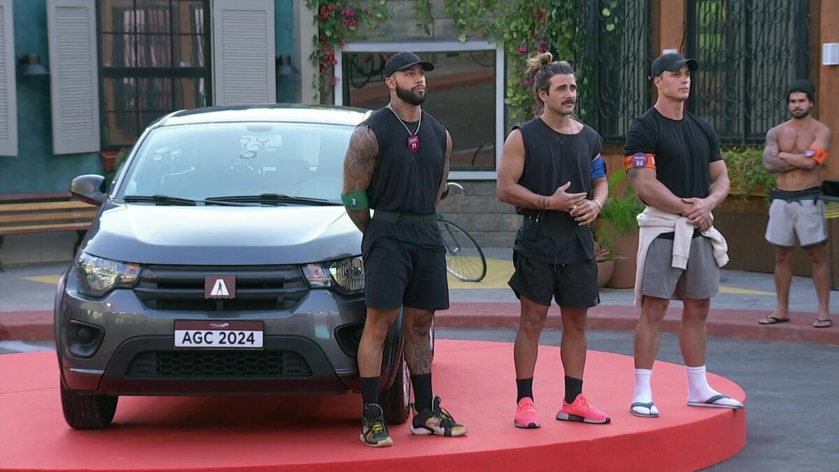 Michael, Biel e Fellipe próximos ao carro antes de iniciar a Prova de Resistência no A Grande Conquista 2