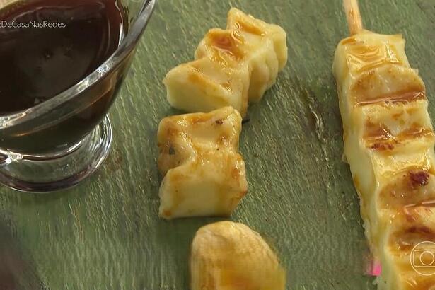 queijo coalho com melaço na mesa do É de Casa