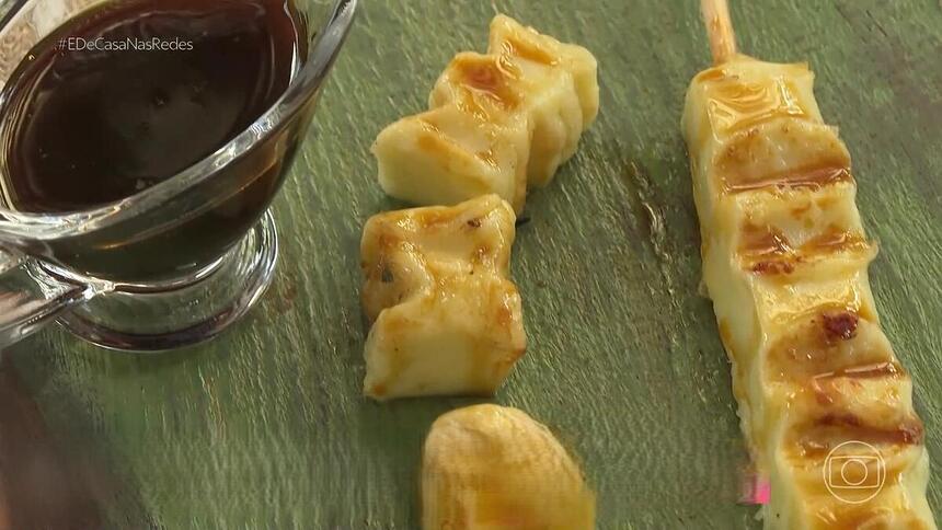 queijo coalho com melaço na mesa do É de Casa