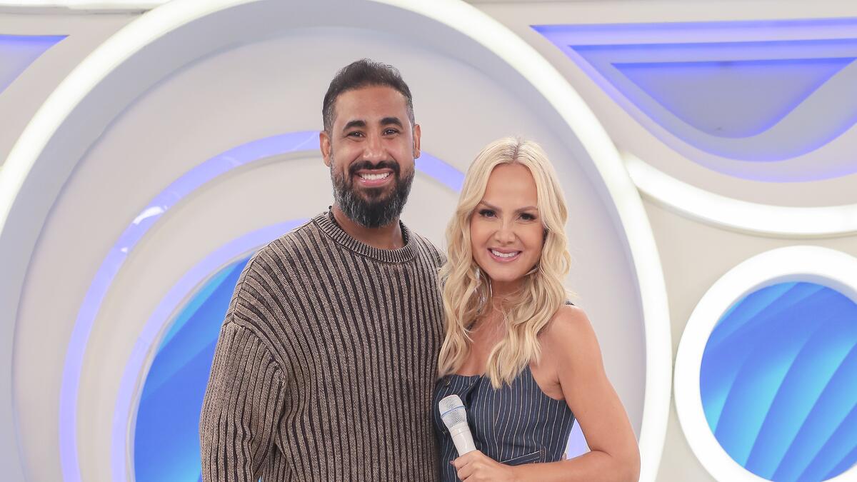 Raí Saia Rodada ao lado de Eliana no cenário do SBT