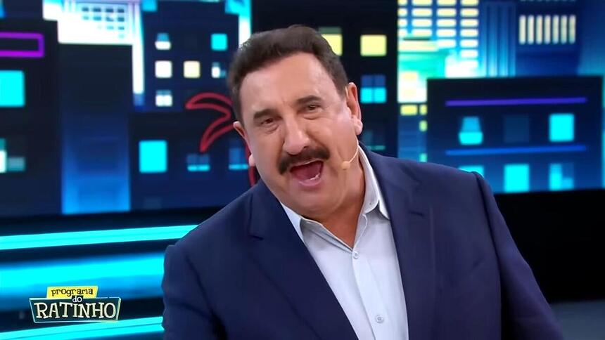 Ratinho com a boca aberta apresentando seu programa no SBT