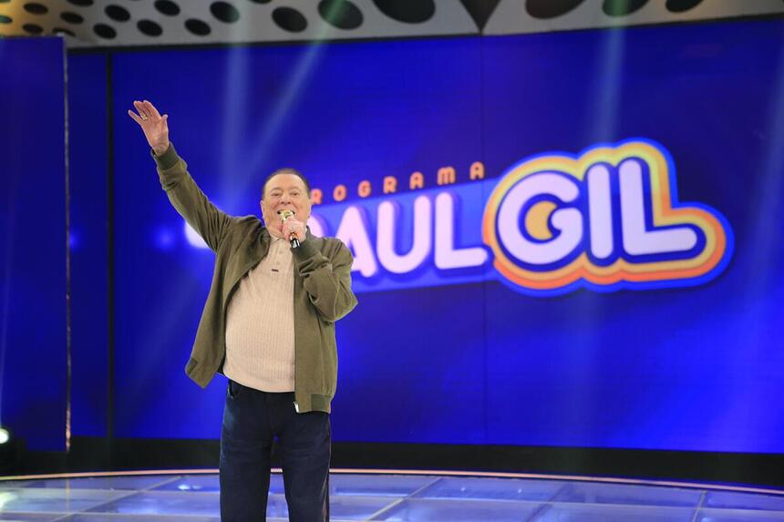 Raul Gil à frente do telão durante a abertura de seu programa no SBT