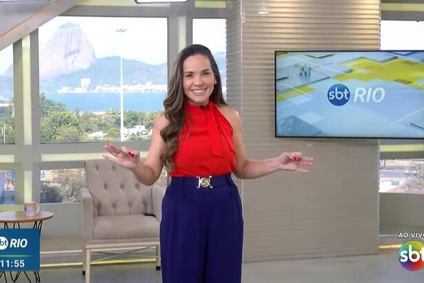 Isabele Benito sorrindo e apresentando o SBT Rio