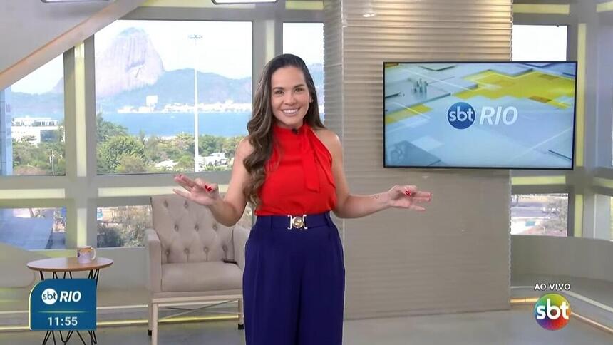 Isabele Benito sorrindo e apresentando o SBT Rio