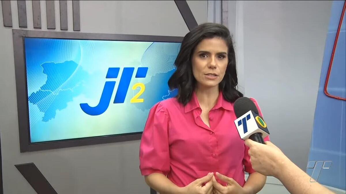 Eliane Nóbrega em entrevista a TV Tribuna no cenário do Jornal da Tribuna