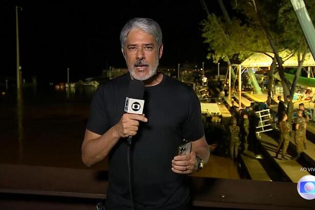 William Bonner apresentando o Jornal Nacional direto do Rio Grande do Sul