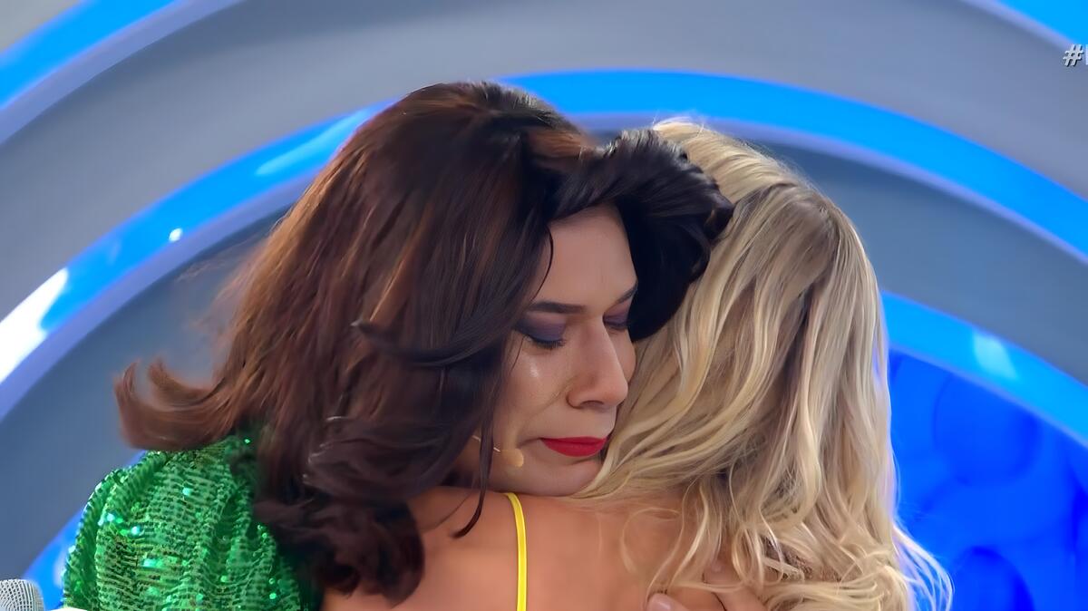 Tiago Barnabé, a Narcisa, abraça Eliana no palco do SBT. Os dois choram muito.