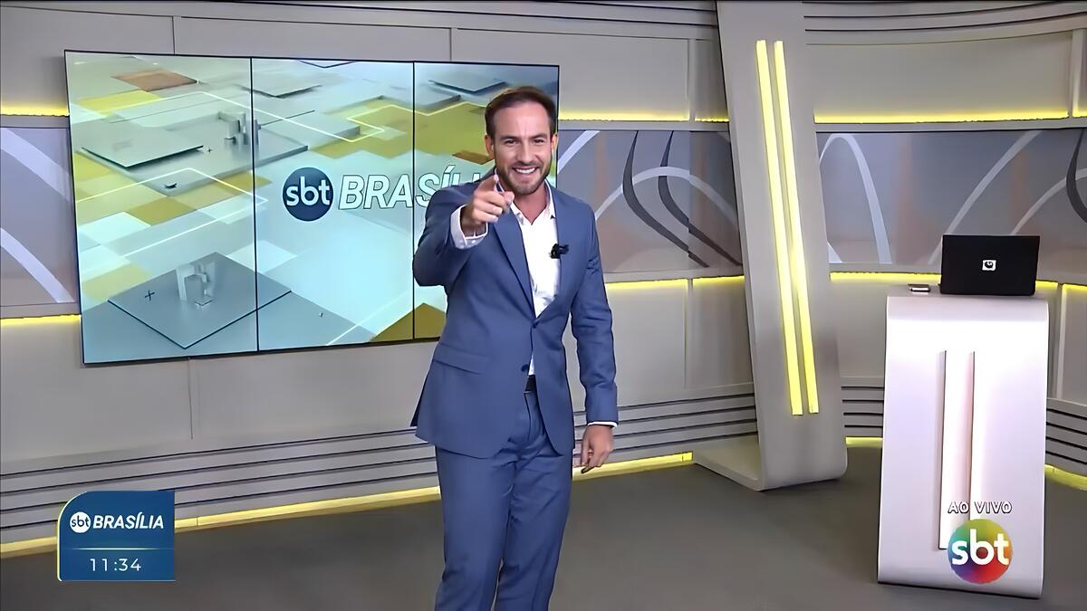 Daniel Adjuto aponta o dedo para a câmera no novo cenário do SBT Brasília