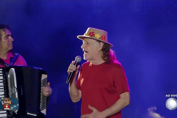 Alceu Valença no palco do Parque do Povo cantando ao lado de uma sanfona na transmissão do São João do Nordeste na RECORD