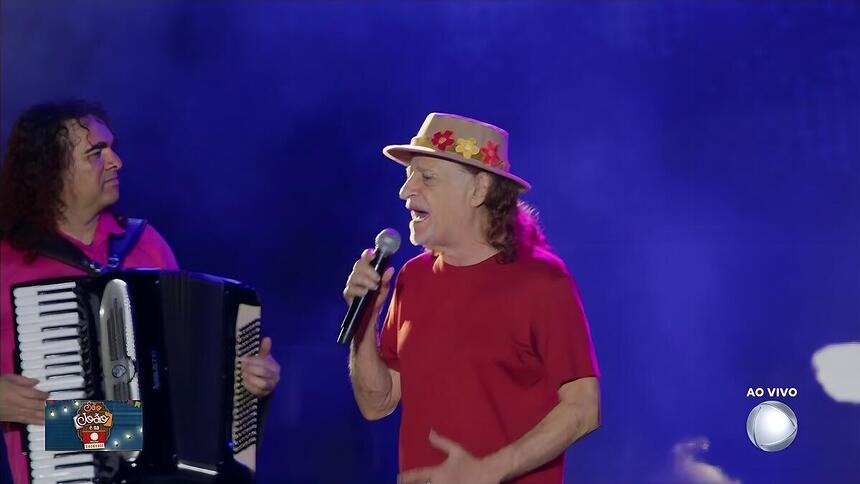 Alceu Valença no palco do Parque do Povo cantando ao lado de uma sanfona na transmissão do São João do Nordeste na RECORD