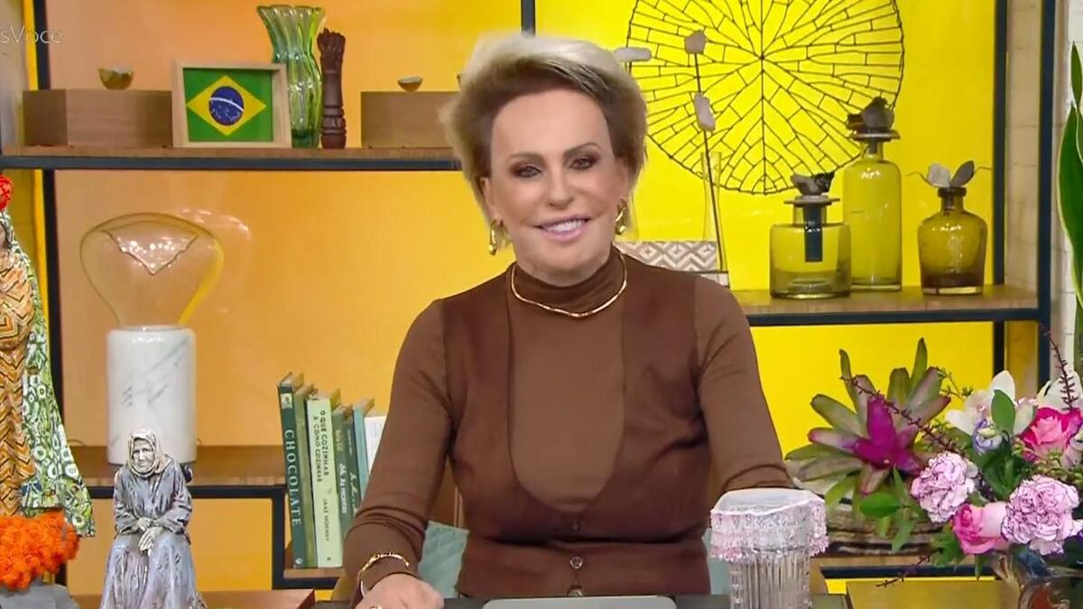 Ana Maria Braga sentada na bancada do Mais Você