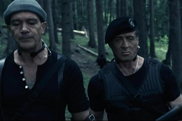 Antonio Banderas ao lado de Sylvester Stallone em cena de Os Mercenários 3