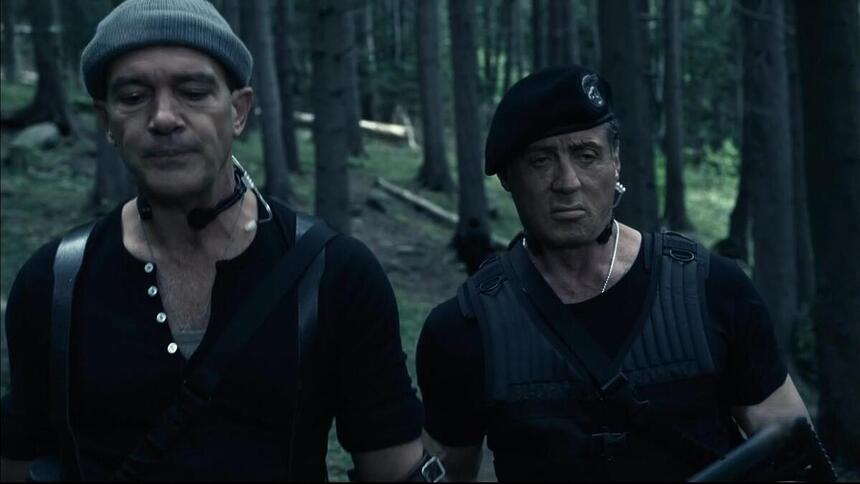 Antonio Banderas ao lado de Sylvester Stallone em cena de Os Mercenários 3