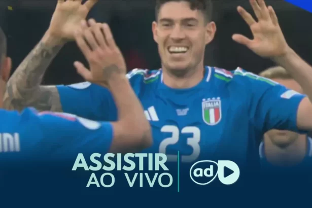 Jogadores da Itália comemora gol na arte de divulgação de Onde assistir ao jogo das oitavas da Eurocopa 2024