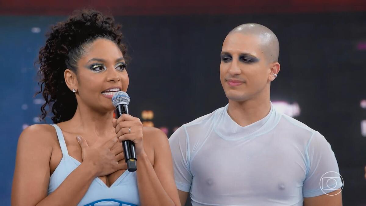 Barbara Reis e Vinicius Mello juntos no palco da Dança dos Famosos