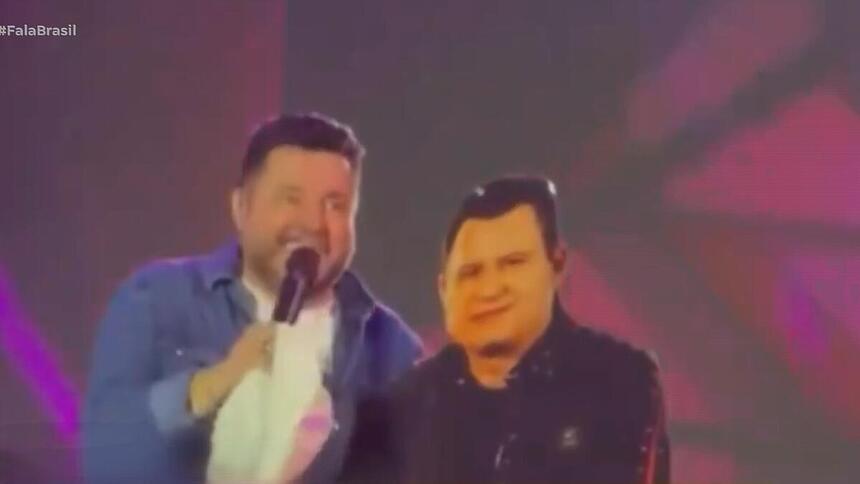 Bruno segura o Marrone de papelão em show