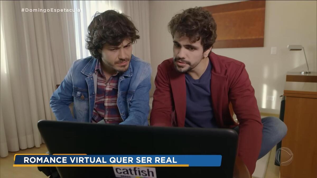 Ciro Sales e Ricardo Gadelha olham um computador em cena do Catfish