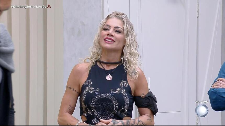 Cátia Paganote olha para Rachel Sheherazade após ser eliminada do A Grande Conquista 2