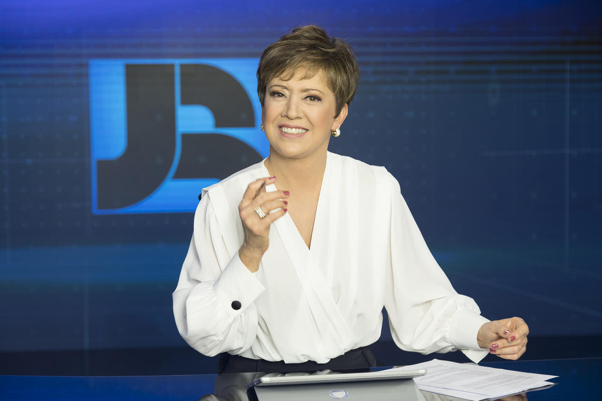 Christina Lemos celebra 4 anos à frente do Jornal da Record