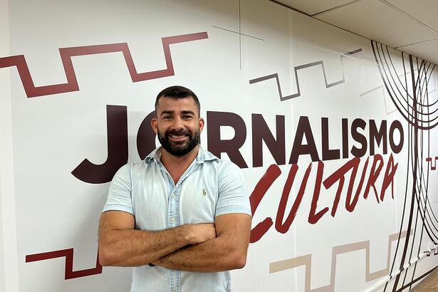 Cleverson Amaral de braços cruzados e em foto posada na TV Cultura PA