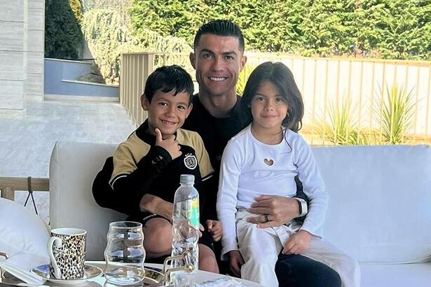 Cristiano Ronaldo ao lado de Eva e Mateo em uma foto posada