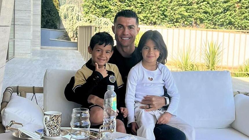 Cristiano Ronaldo ao lado de Eva e Mateo em uma foto posada