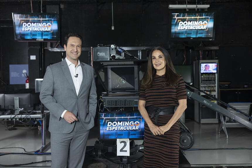 Eduardo Ribeiro e Carolina Ferraz nos bastidores do Domingo Espetacular