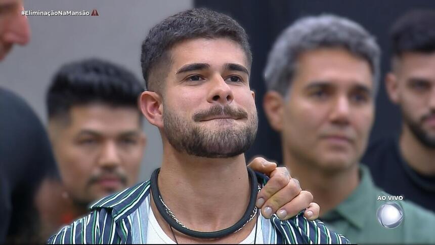 Lucas de Albú triste na sala da Mansão do A Grande Conquista 2